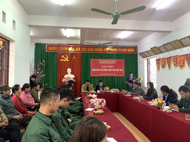 Đ/c Nguyễn Văn Hoàng - PBT Đảng uỷ, Chủ tịch UBND xã phát biểu tại buổi Gặp mặt
