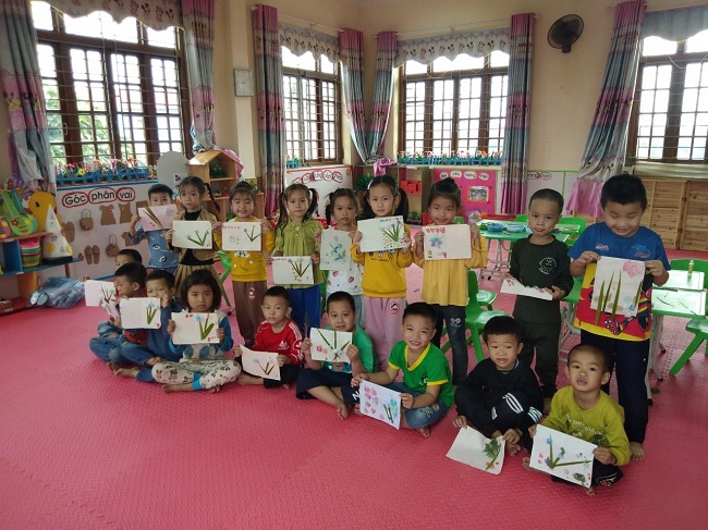 Các bé trường Mầm non xã Chi Lăng tự làm bưu thiếp tặng cô 